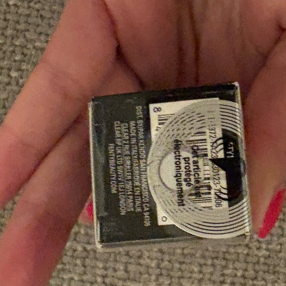 FENTY BEAUTY Stunna Lip Paint – “Uncensored” (01)
Brand new - Picture 9 of 11